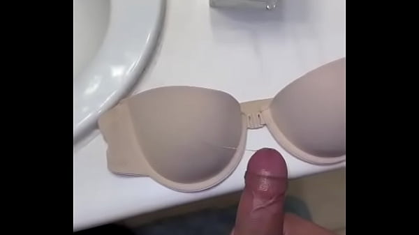 Le Rob&oacute; El Brasier A Mi Vecina Para Masturbarme Y Llenarlo De Leche. thumbnail