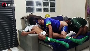 Assistir o jogo em casa sempre acaba cos pegaç_ã_o