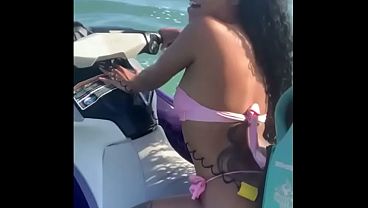 Novinha Safada deixou marido na areia e fudeu com_o instrutor no Jetski