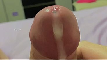 Batendo uma punheta de manh&atilde; e gozando grosso 