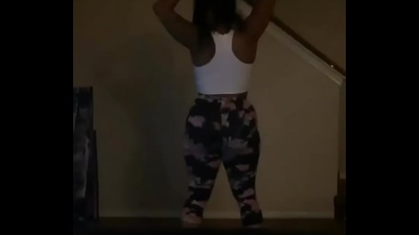 Nonton Thick Chick Shaking That Ass thumbnail