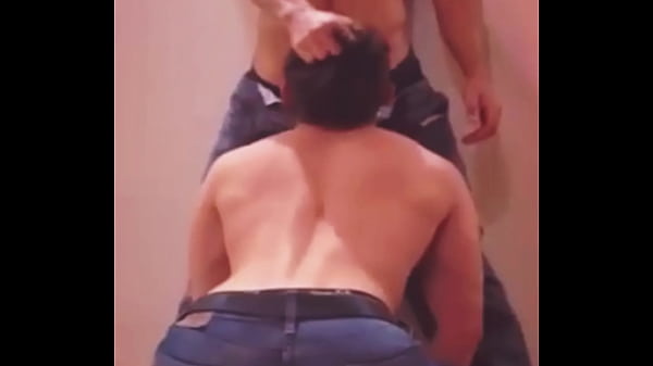 ME FOLLA EN EL VESTIDOR Y BA&Ntilde_OS DEL GYM cruising con el hetero curioso del gimnasio