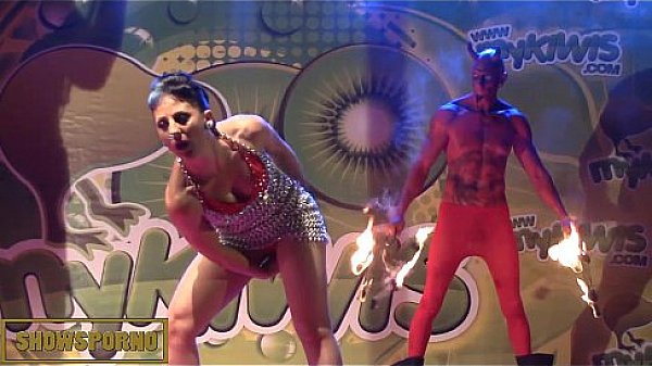 Nonton Brunette Pornstar Fakir Hammer In The Pussy thumbnail