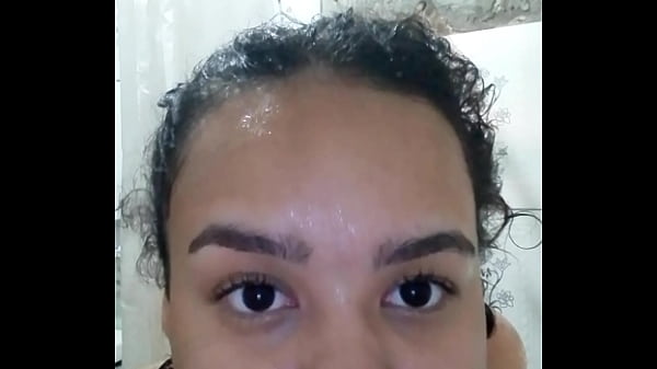 TOMANDO UM BANHO GOSTOSO E DEIXANDO MINHA BUCETA CHEIROSINHA PARA SER FODIDA MAIS TARDE