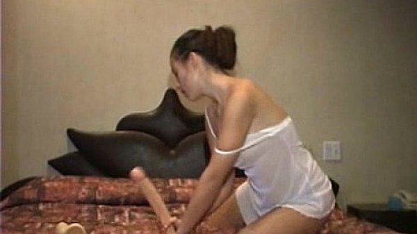 Nonton Amateur Masturbating With A Long Dildo thumbnail
