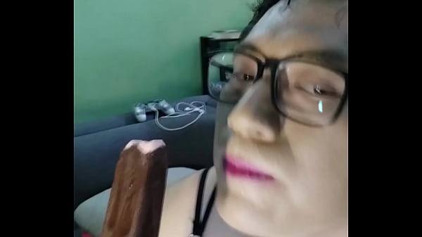 Chica travesti como de forma asquerosa como come una paleta helada. 