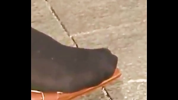 Nonton After A Long Day In Her High Shoes, A Nylon Girl Takes Off Her Shoes And Shows Off Her Sweaty Nylons thumbnail