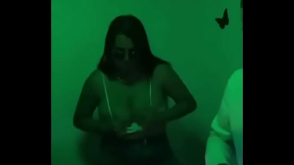 Nonton Le Gusta Ense&ntilde;ar Mientras Baila thumbnail