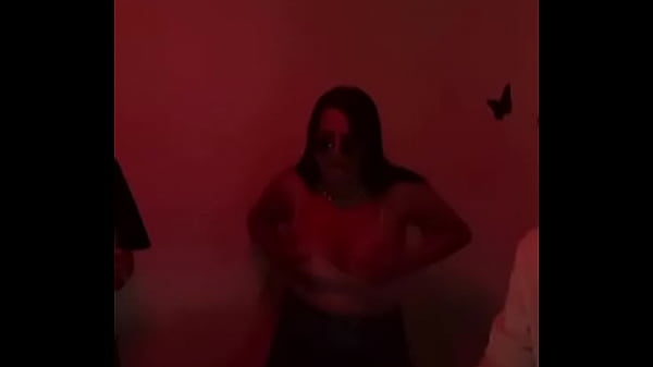 Muestra las tetas en fiesta, su ig en el link http://usheethe.com/1UoY
