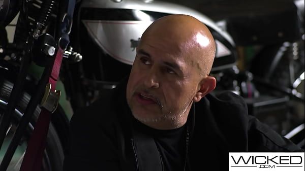 Play MP4 - Jewelz Blu & GIselle Blanco's HOT Sex Tape To Create Scandal