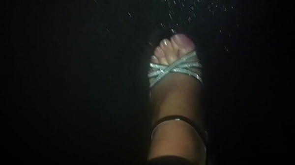 Nonton Walking In The Rain With Sexy Stilettos And Nylons thumbnail