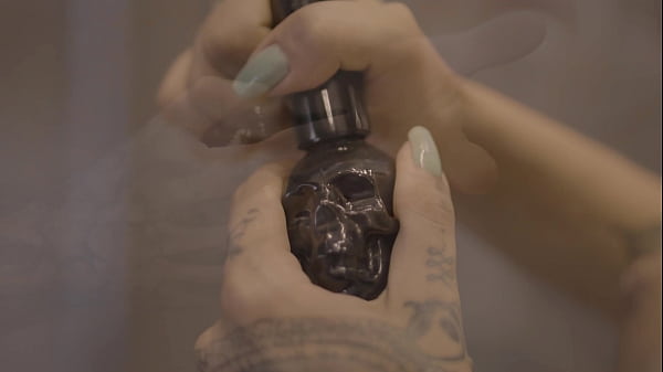 Nonton Tattooed Rocker Fucks His Girlfriend thumbnail