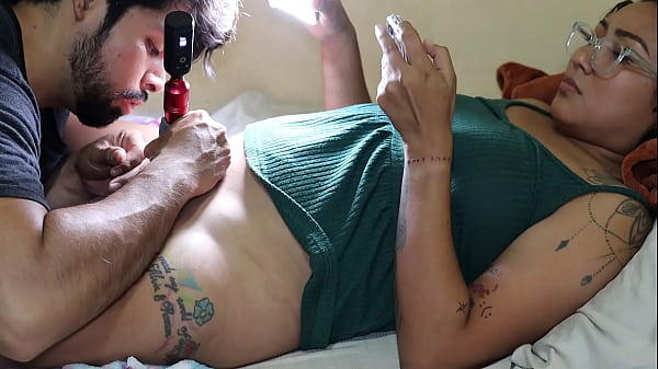 Nonton Tatuando Panochita Rica Y Paga Con Corrida Interna thumbnail