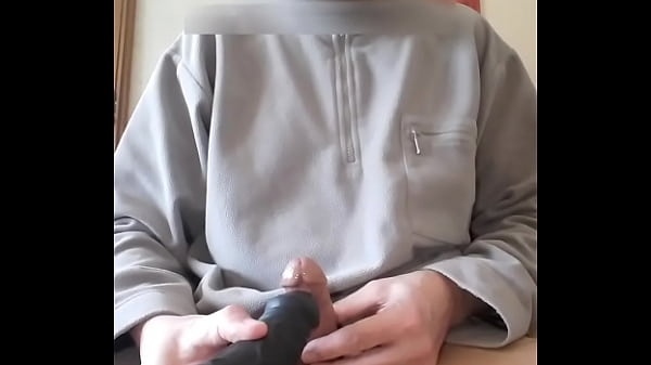 je me caresse le frein de la bite avec mon gode vibro, belle &eacute_jaculation,