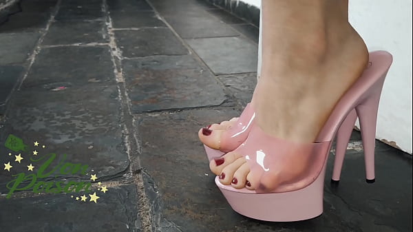 Nonton Asmr Dos Pezinhos De Salto Alto Que Ela Enfia Na Buceta thumbnail