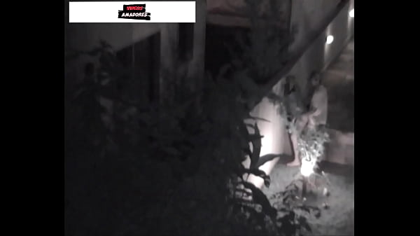 Casal Jovem &eacute; Flagrado Fazendo Sexo Em &aacute;rea De Uso Comum No Condom&iacute;nio thumbnail