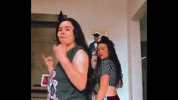 Duas safadinha rebolando