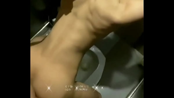 Dotado Fudeu Gostoso No Banheiro Da Balada thumbnail