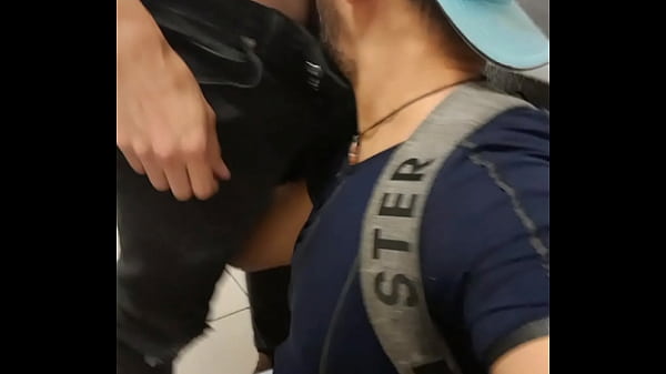 Mamador De Boca Nas Picas Desses Machos No Banheiro Do Metr&ocirc; thumbnail