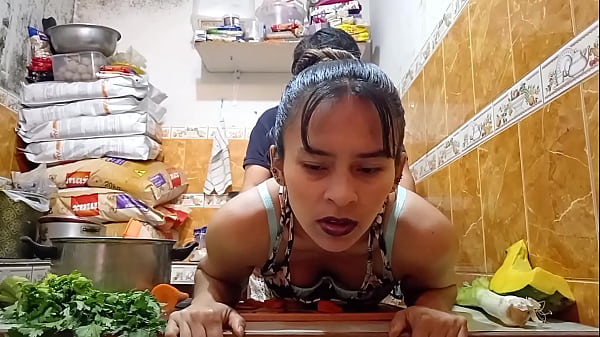 ¡_¡_Un, dos, tres mi primer tutorial de cocina!! Se come la zanahoria por arriba y por abajo antes de ser follada en plena grabació_n de sorpresa. Delicioso cum!!