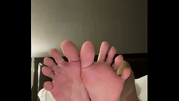 Long toes toespread on bed
