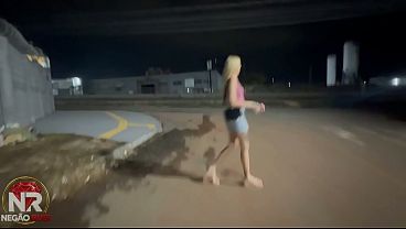 Essa Novinha N&atilde;o Perdeu Tempo Caiu De Boca No Pau Desse Neg&atilde;o Enquanto Andava De Carro Pela Cidade thumbnail