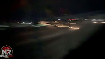 Essa Novinha N&atilde;o Perdeu Tempo Caiu De Boca No Pau Desse Neg&atilde;o Enquanto Andava De Carro Pela Cidade thumbnail