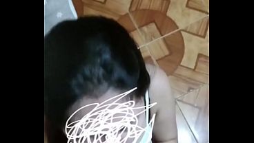 Wanita muda nan cantik asal Bandung Hampir ketahuan oleh teman sekamrnya