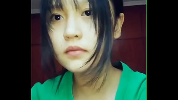 Nonton Chinese Girl Showing The Inside Of Her Mouth thumbnail