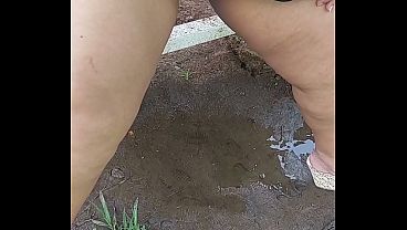 Atrapo a Beruka orinando y me deja ver su enorme co&ntilde_o