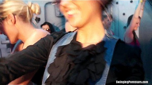 Nonton Party Girls Have Fun In Club thumbnail