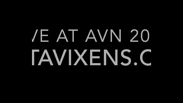 Nonton Edyn Blair Blows Up A Giant Balloon thumbnail