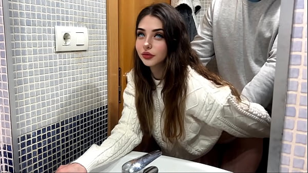 el Novio de mi mejor amiga entra al ba&ntilde;o conmigo para meterme su polla , el mejor sexo en mis 18 a&ntilde;os 