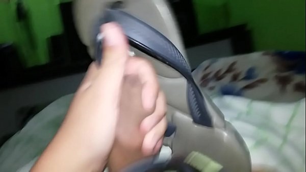 Punheta Confort&aacute;vel E Macia Usando A Del&iacute;cia Da Havaianas Power thumbnail