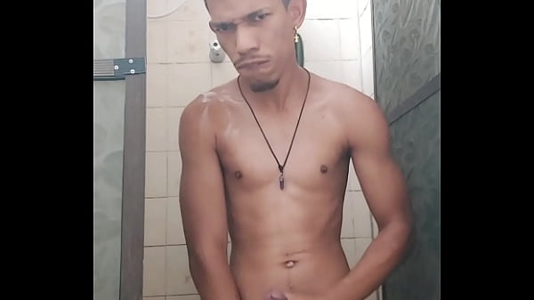 Tocando uma no banheiro