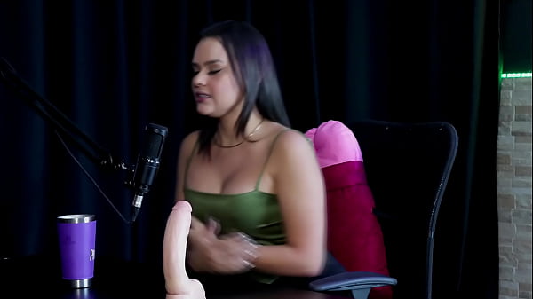 Morena demonstra o seu boquete, mostra os peitos depois de falar que realizou fetiches de invers&atilde;o e fisting, al&eacute;m de conseguir gozar fazendo sexo anal - Maria Bittencourt (SHEER/RED) 