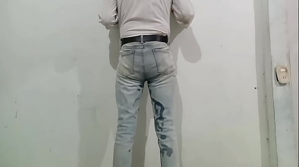 Delicioso pajazo despu&eacute;s de orinarme en los pantalones con mi pa&ntilde;al de tela 