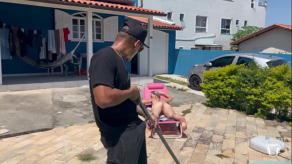 Loira Casada Deu A Buceta Para O Piscineiro Enquanto O Marido Foi No Dentista thumbnail