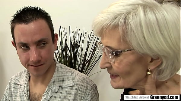 Nonton Gilf With Bushy Cunt Rides A Fat Cock thumbnail