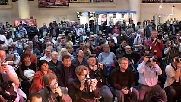 Nonton Gorgeous Redhead Dancing Slutty thumbnail