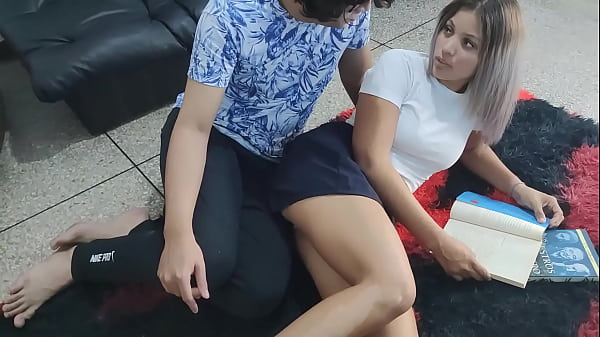 Encuentro A Mi Vecina Estudiando Y Me Dice Que La Ense&ntilde;e A Follar Su Primera Vez Que Rico Grita Termino En Su Culo thumbnail