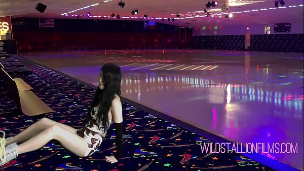 Chinese Sexy Roller Skater thumbnail