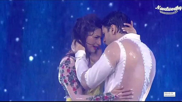 Nonton Divyanka Tripathi Navel Treat In Rain Song,hottest Performance Ever! thumbnail