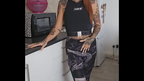 PEE DESPERATION IN MY LEGGINGS