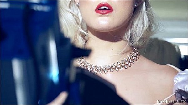 Nonton Teen Pinup Girl Ravaged By A Big White Cock thumbnail