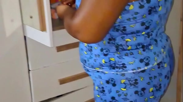 Empregada Gostosa Trocando De Roupa A Porta Aberta thumbnail