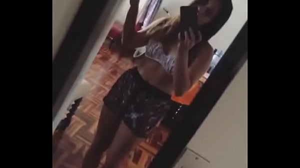 Hermosa Chica Posa Despues De Entrenar thumbnail