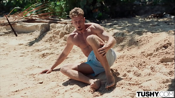 Nonton Nicole Attracts A Guy On The Beach While She's On Vacation. They Don't Speak The Same Language, But He'll Go High And Low To Impress Her. thumbnail