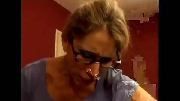 Nonton Una Splendida Milf Sculaccia Il Figlio E Poi Gli Succhia Il Cazzo thumbnail