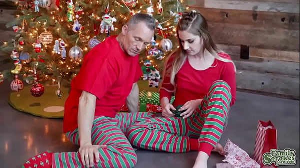 Nonton Niki Sucked Stepdads Cock Beside The Glimmering Tree And Gagged On His Tip So Nicely thumbnail